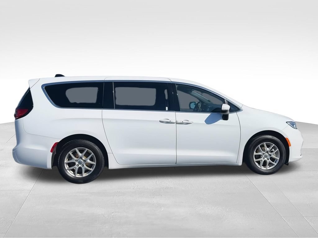 Used 2023 Chrysler Pacifica Touring FWD image 9