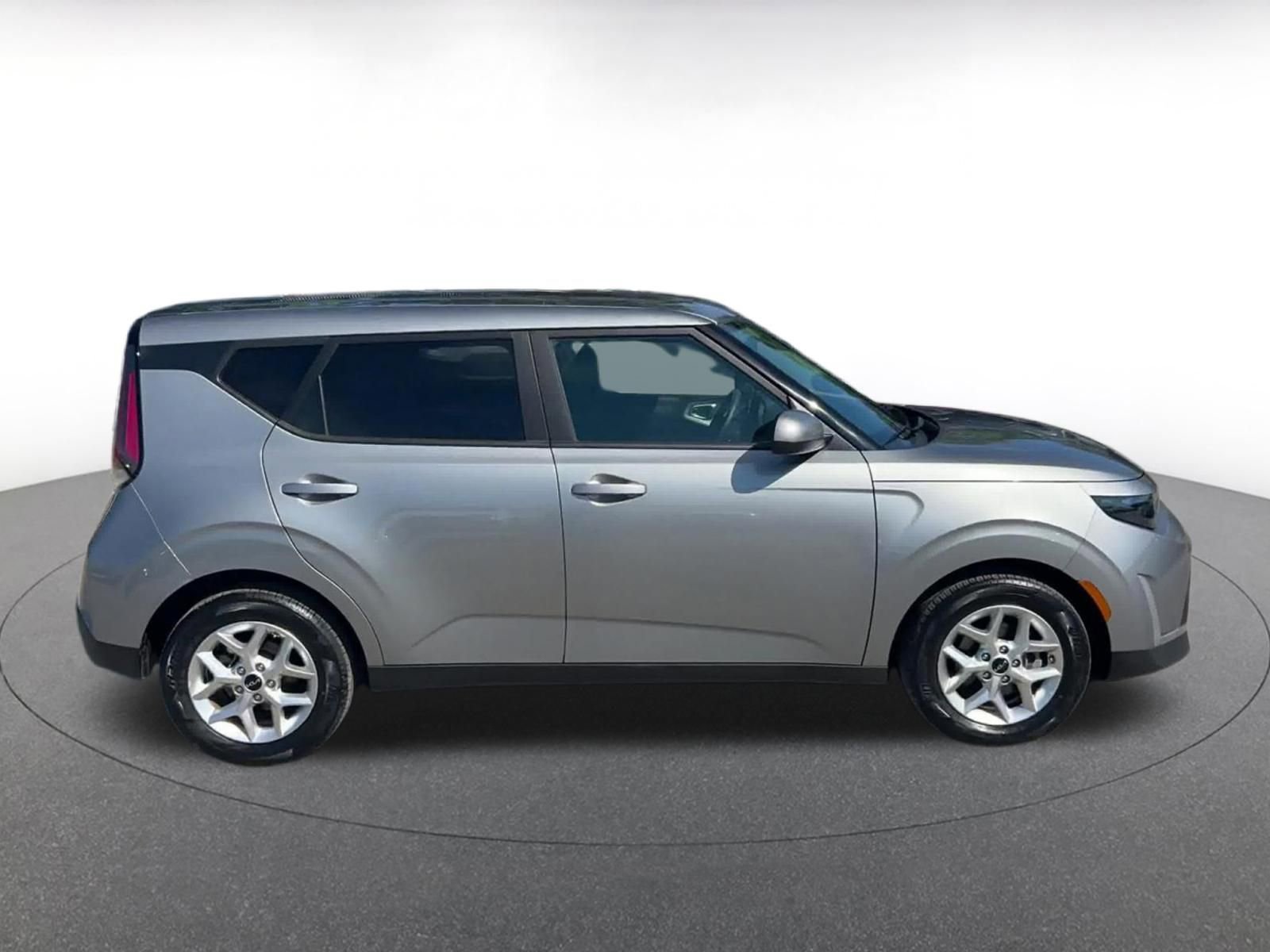 Used 2025 Kia Soul LX w/ LX Technology Package FWD image 16