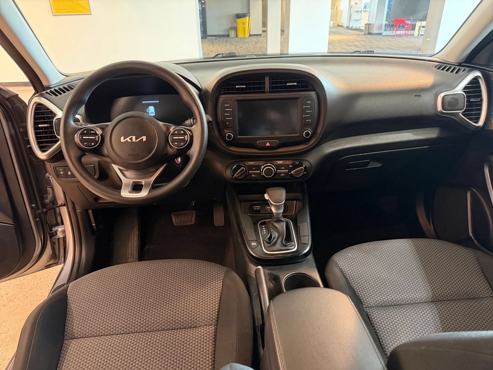 Used 2025 Kia Soul LX w/ LX Technology Package FWD image 31