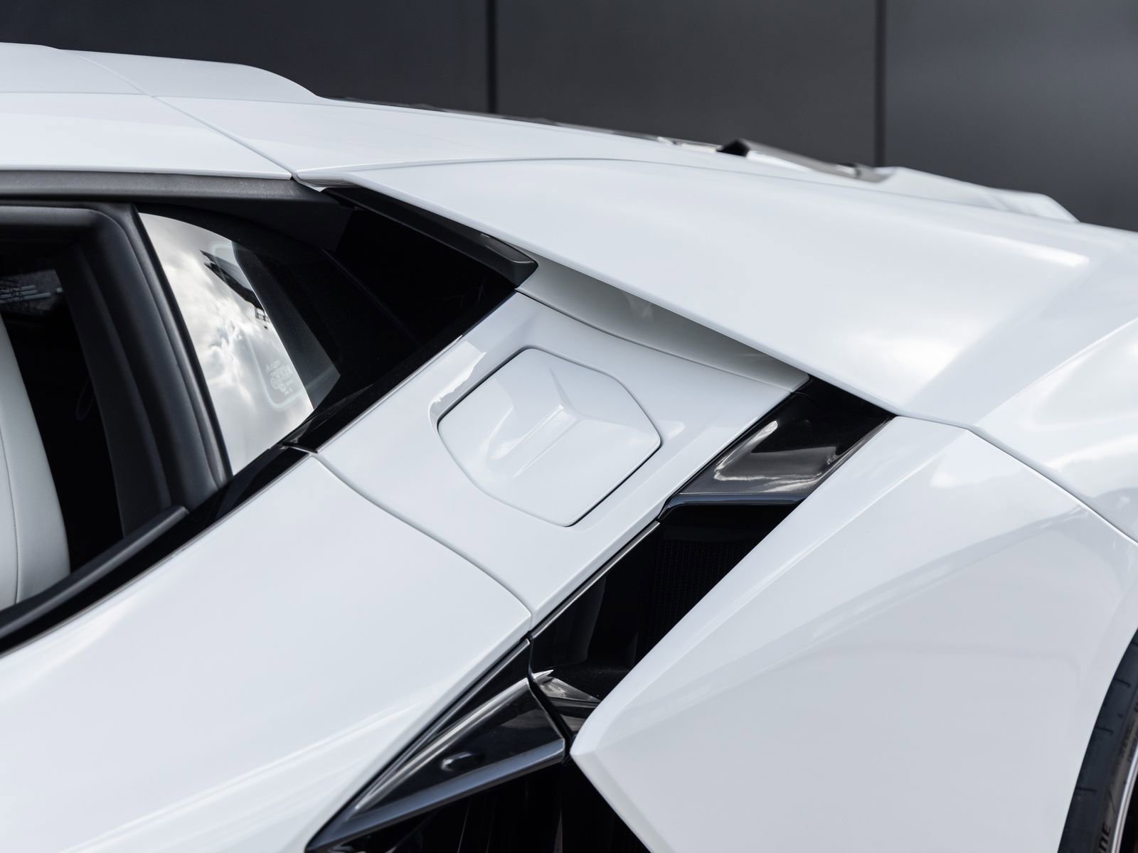 Used 2024 Lamborghini Revuelto AWD/4WD image 17