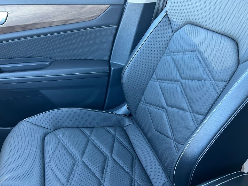 Used 2025 Volkswagen Atlas SE image 28