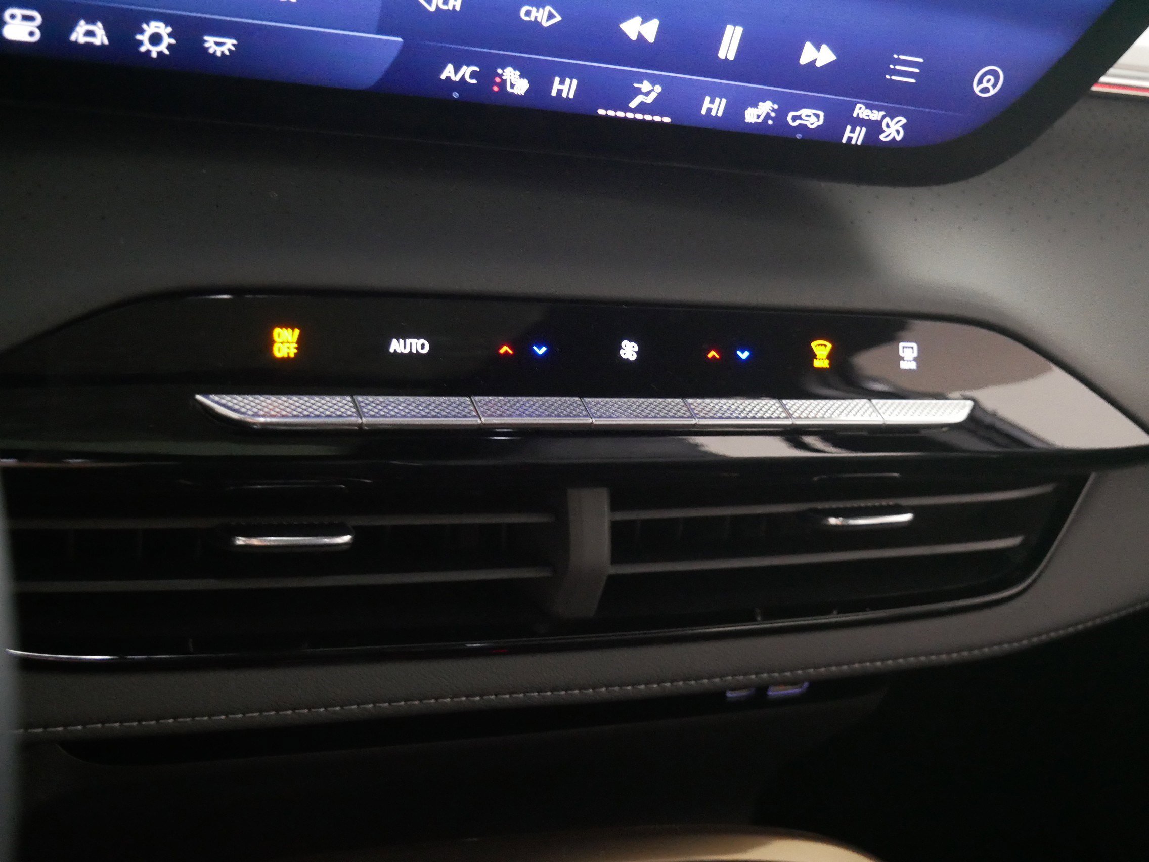 Used 2025 Buick Enclave Avenir w/ Trailering Package, 5000 lbs. image 23