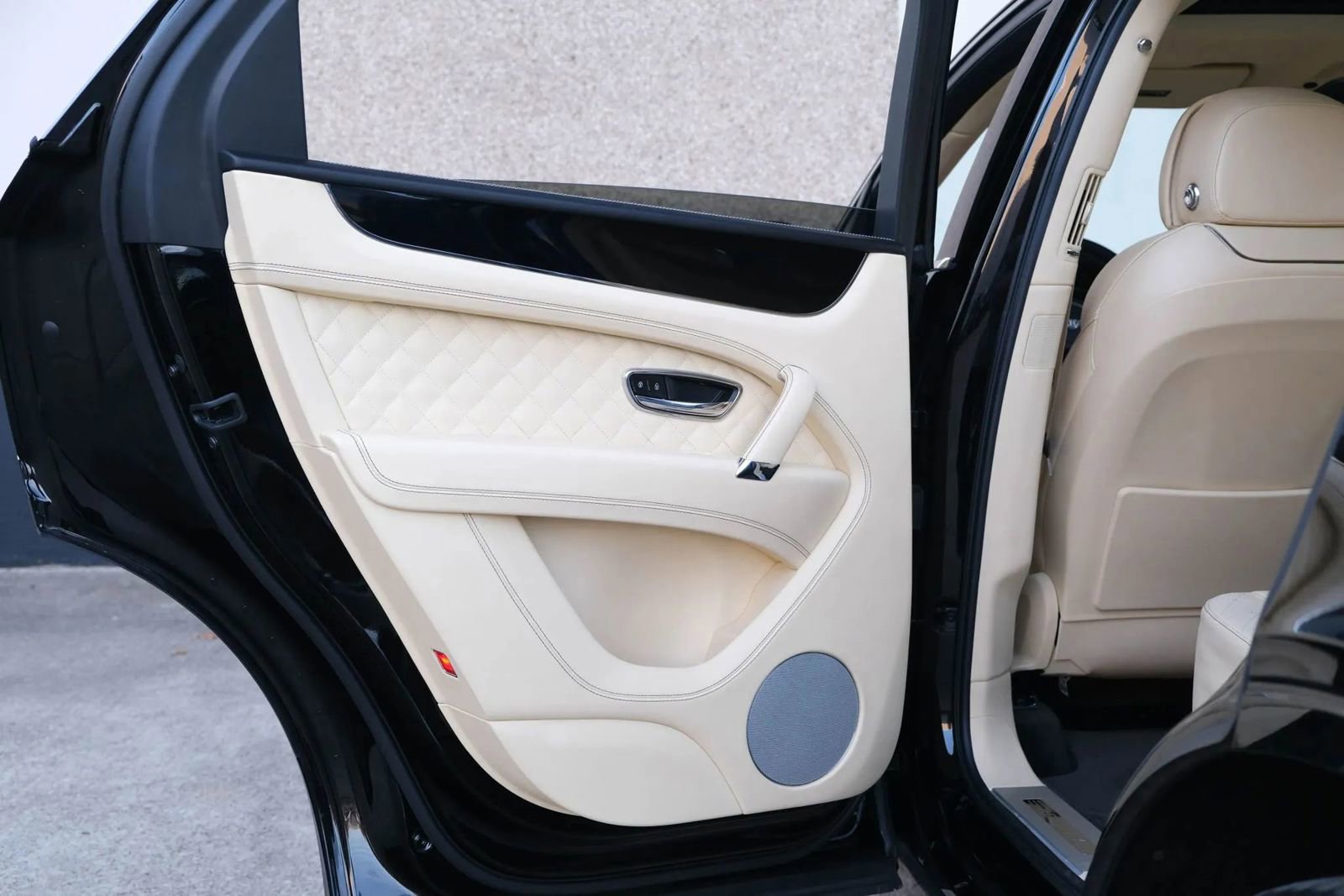 Used 2018 Bentley Bentayga image 26