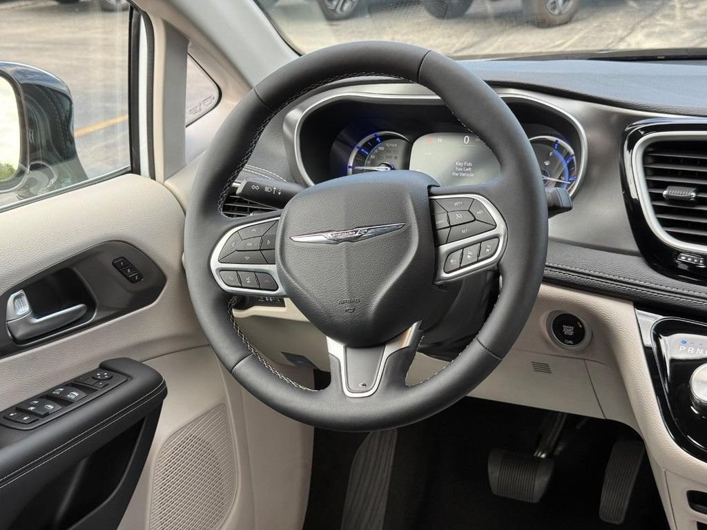 Used 2024 Chrysler Pacifica Limited FWD image 12