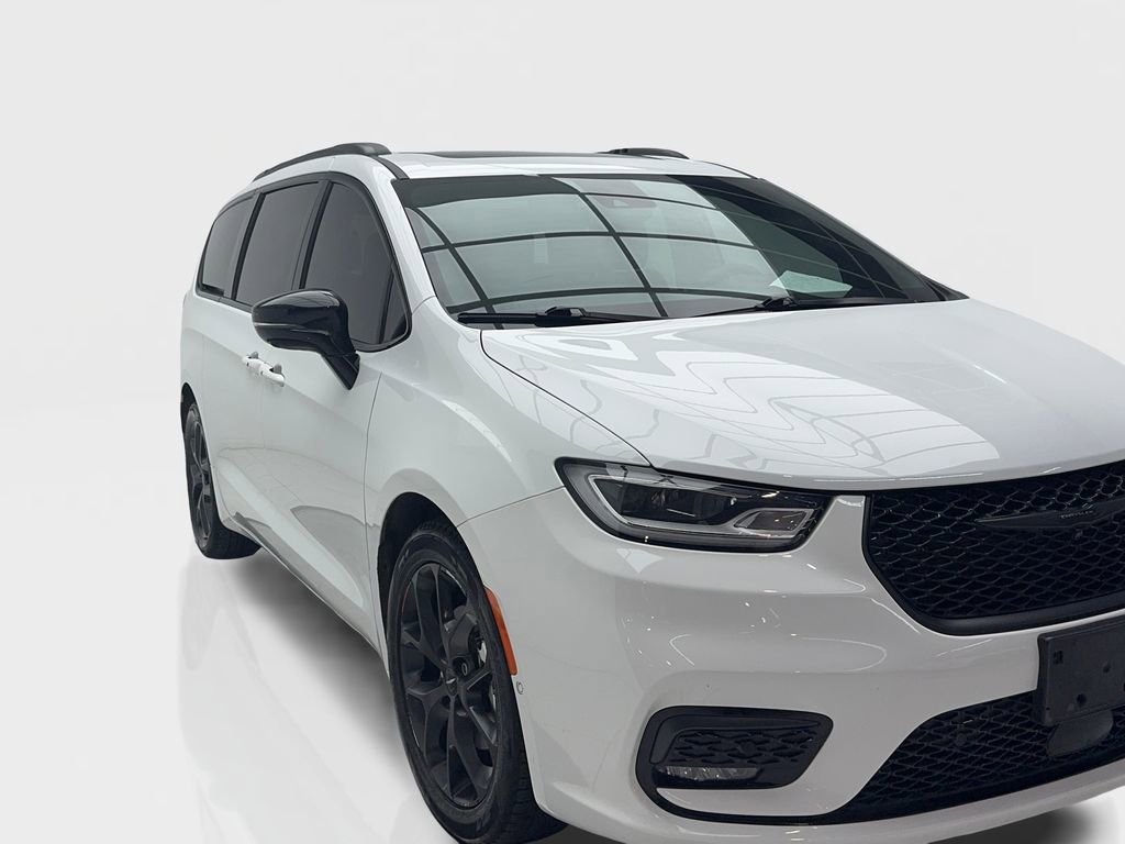 Used 2023 Chrysler Pacifica Limited w/ S Appearance Package FWD image 2