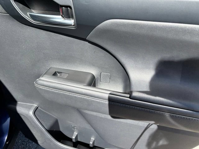 Used 2021 Toyota Highlander XLE AWD/4WD image 19
