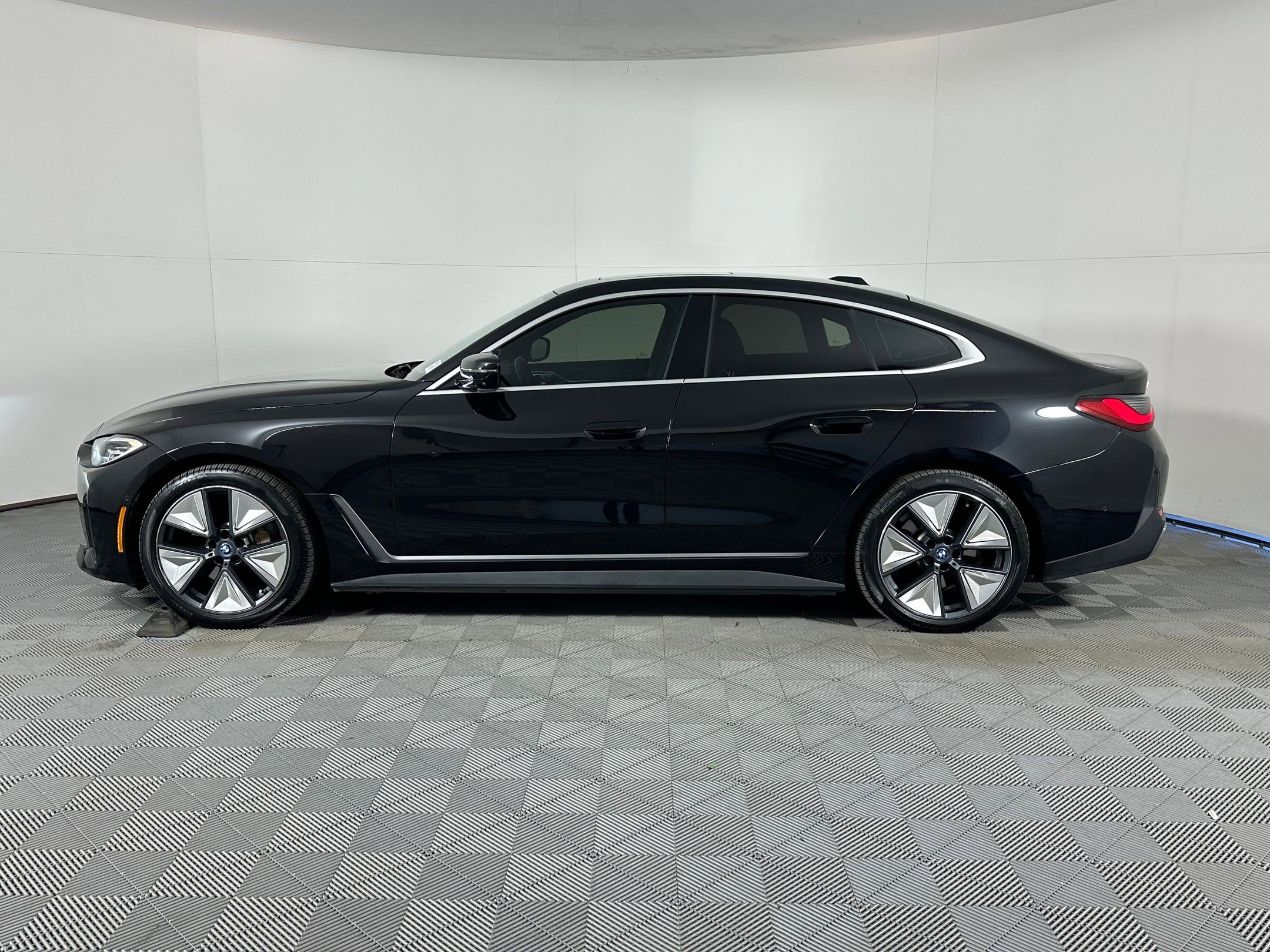 Used 2023 BMW i4 eDrive35 w/ Premium Package image 2