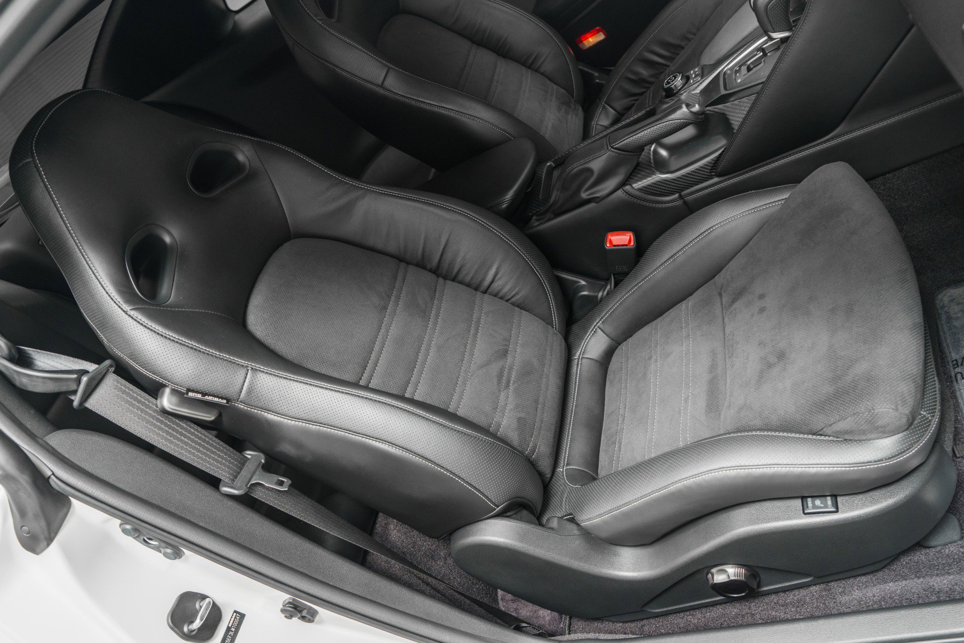 Used 2020 Nissan GT-R Premium image 25