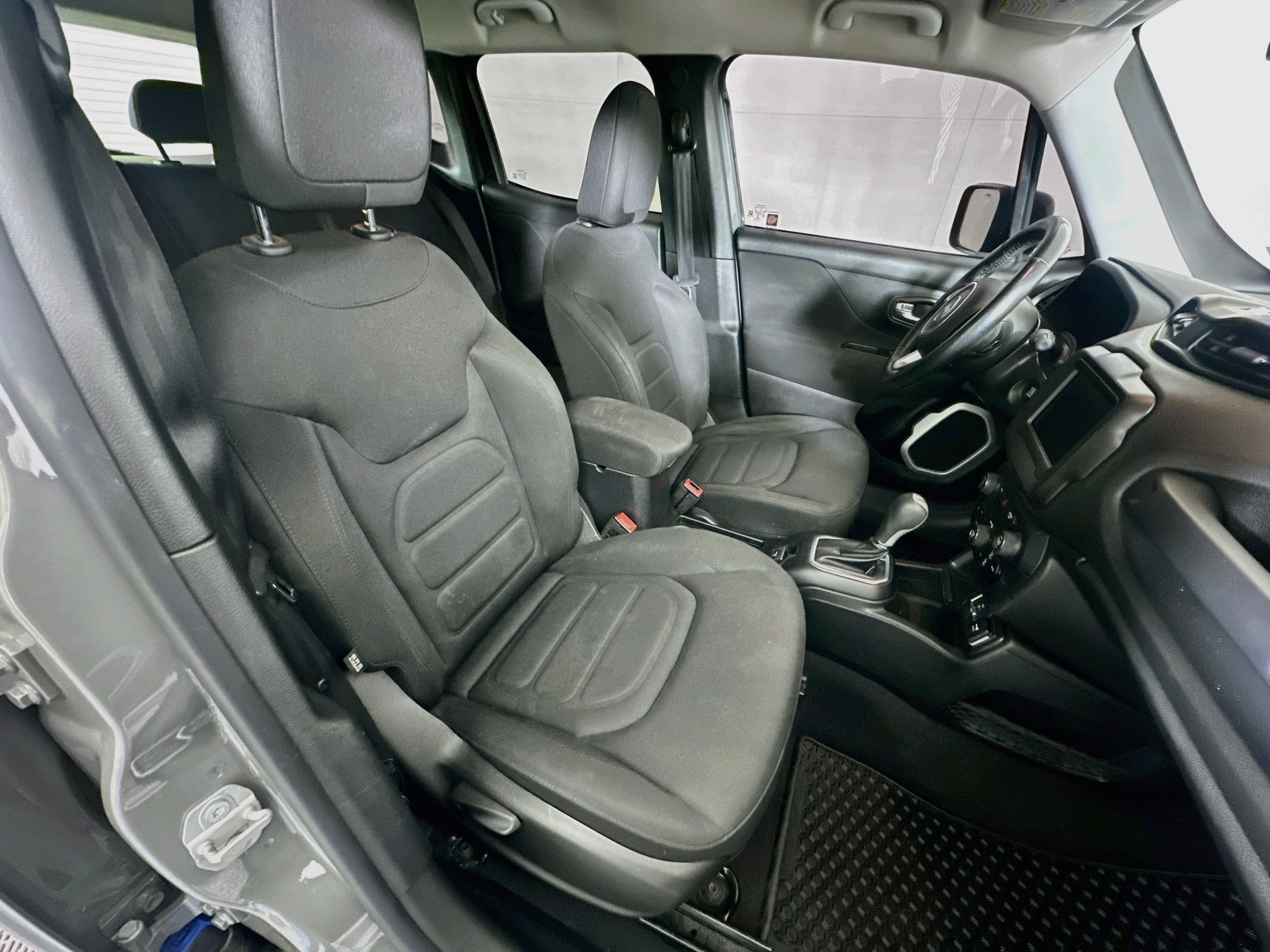 Used 2019 Jeep Renegade Latitude w/ Cold Weather Group FWD image 28