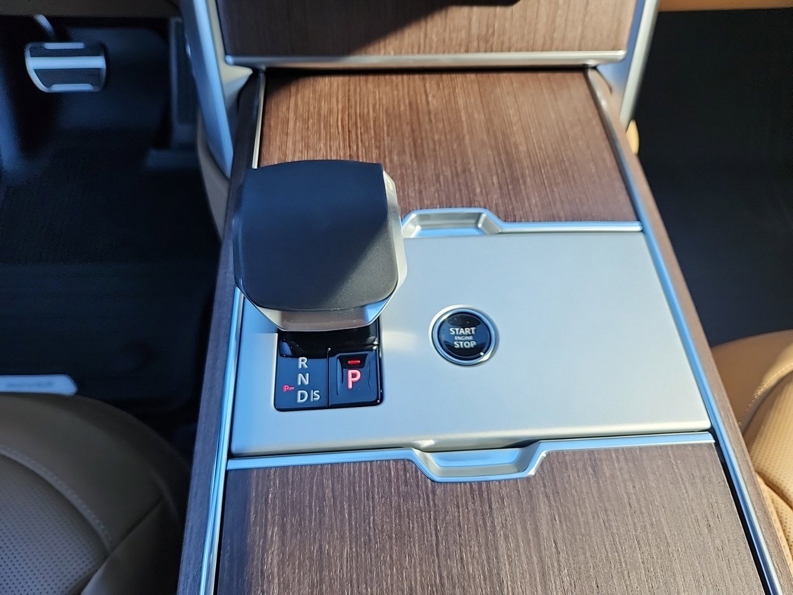 New 2025 Land Rover Range Rover Long Wheelbase SE image 16