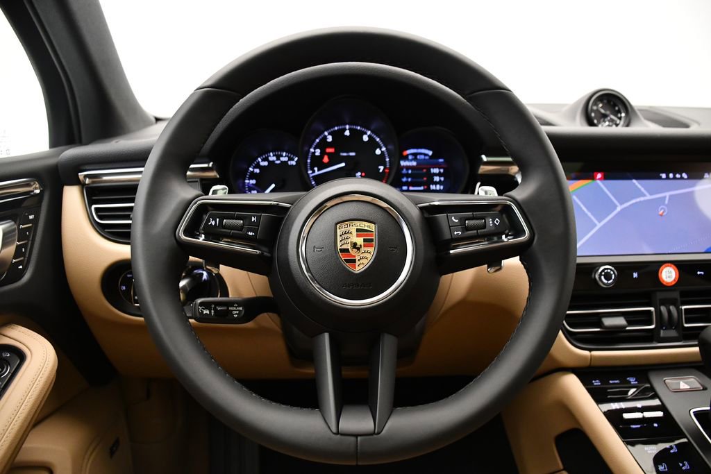 Certified 2025 Porsche Macan image 27