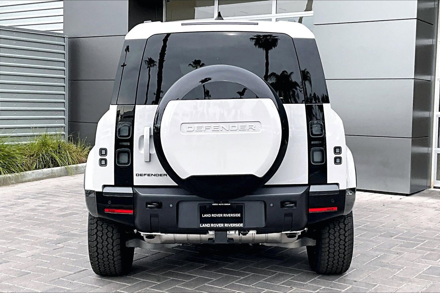 New 2026 Land Rover Defender 110 X-Dynamic SE image 4