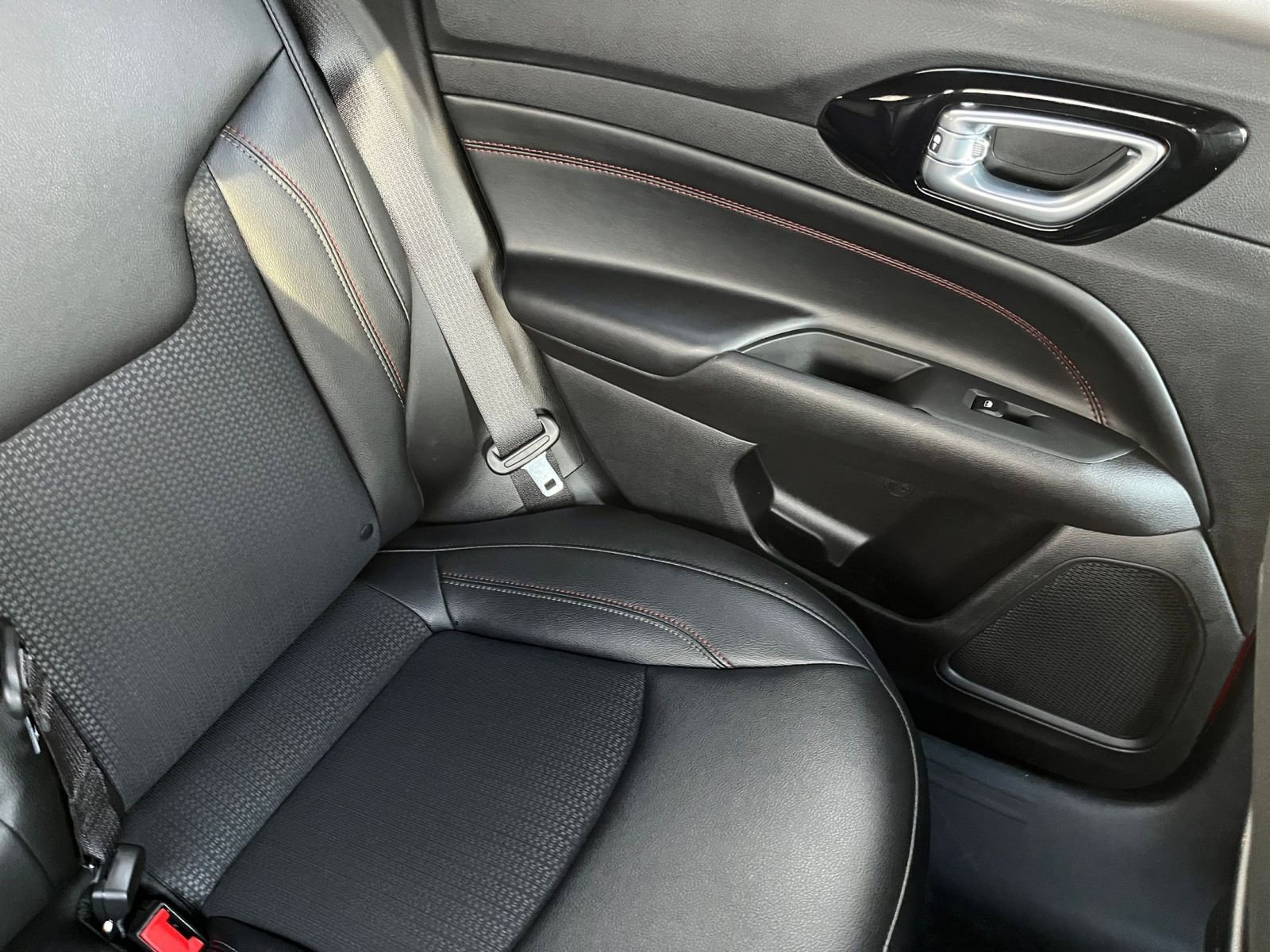 Used 2025 Jeep Compass Trailhawk image 37