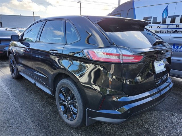Used 2024 Ford Edge SE w/ Black Appearance Package image 6