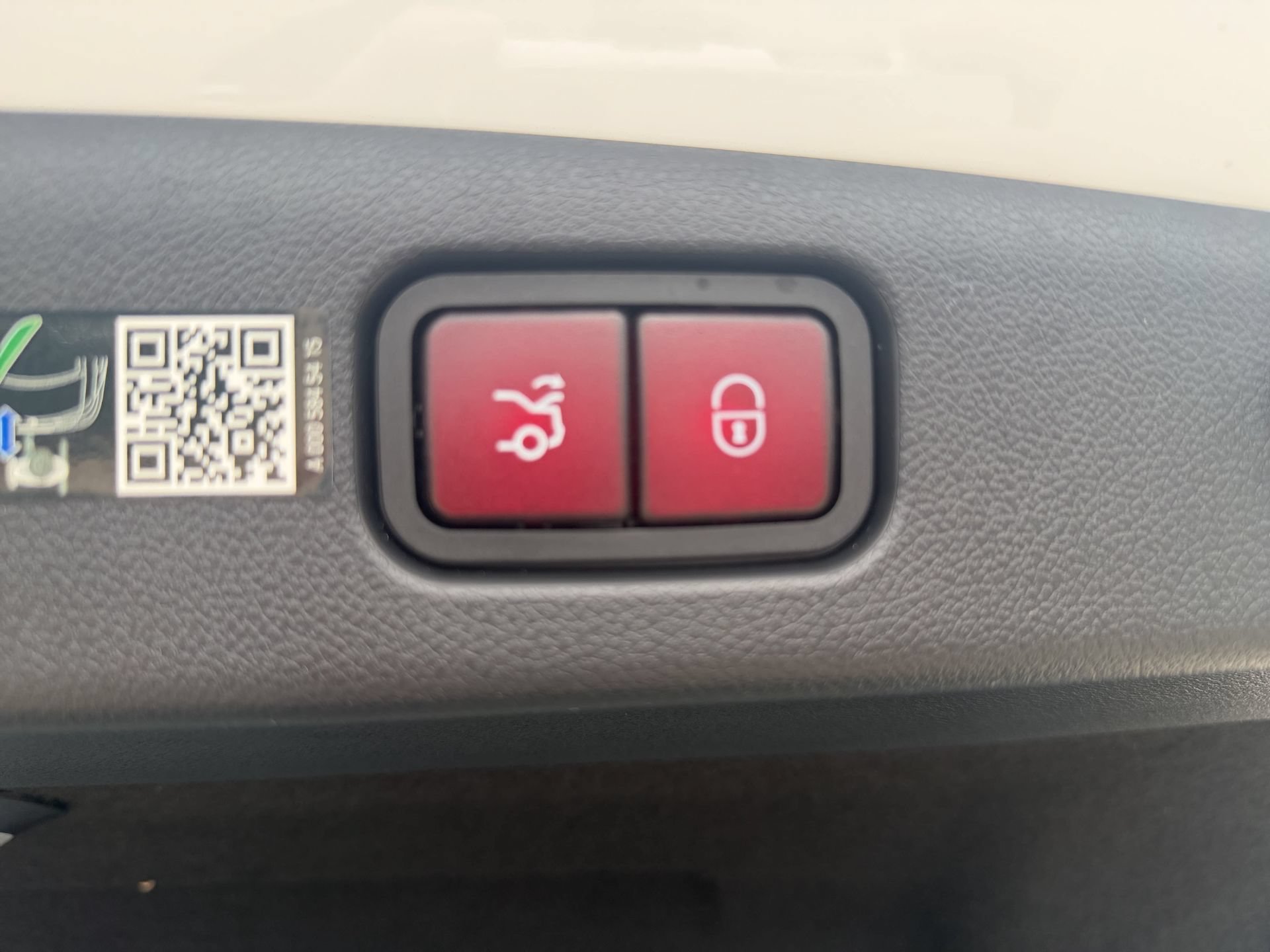 Used 2025 Mercedes-Benz E 350 Sedan w/ Winter Package image 13