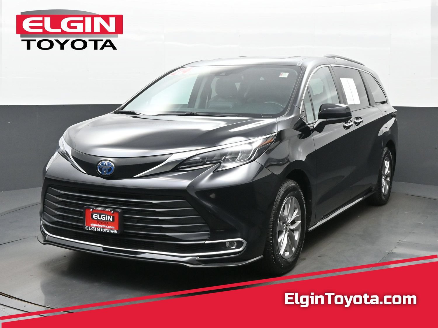 Used 2024 Toyota Sienna XLE FWD image 1