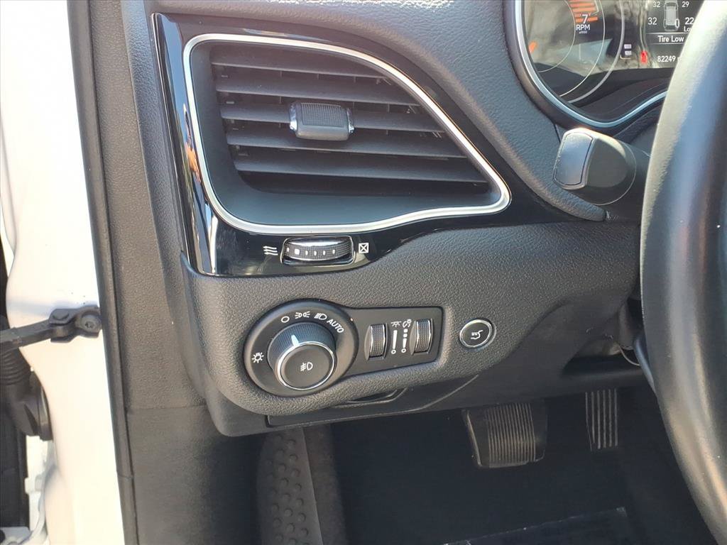 Used 2020 Jeep Cherokee Latitude Plus FWD image 19