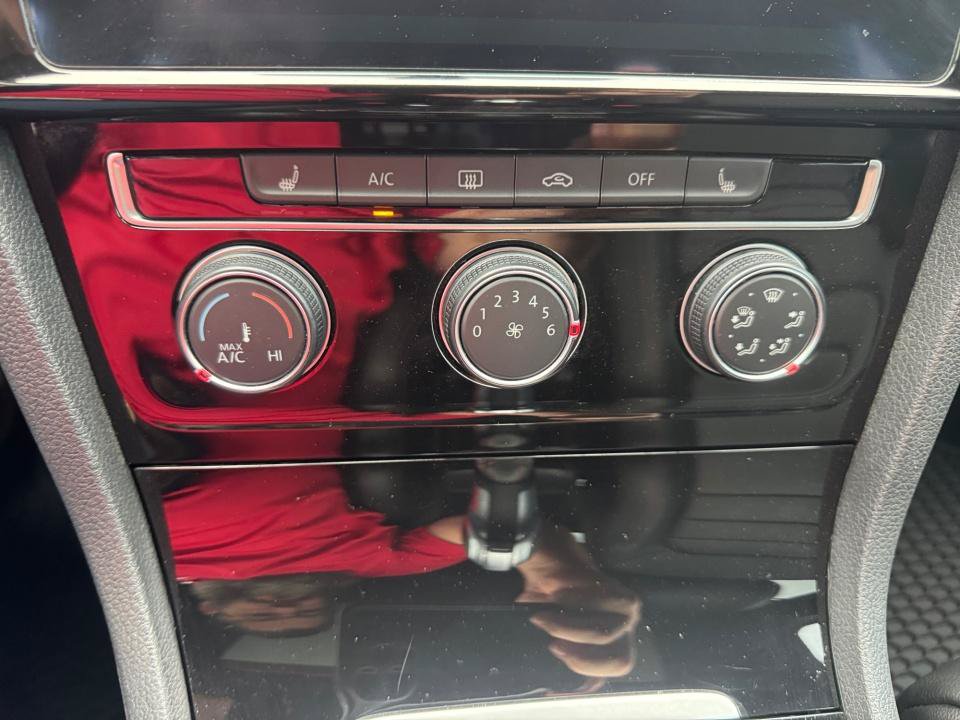 Used 2020 Volkswagen GTI SE FWD image 19