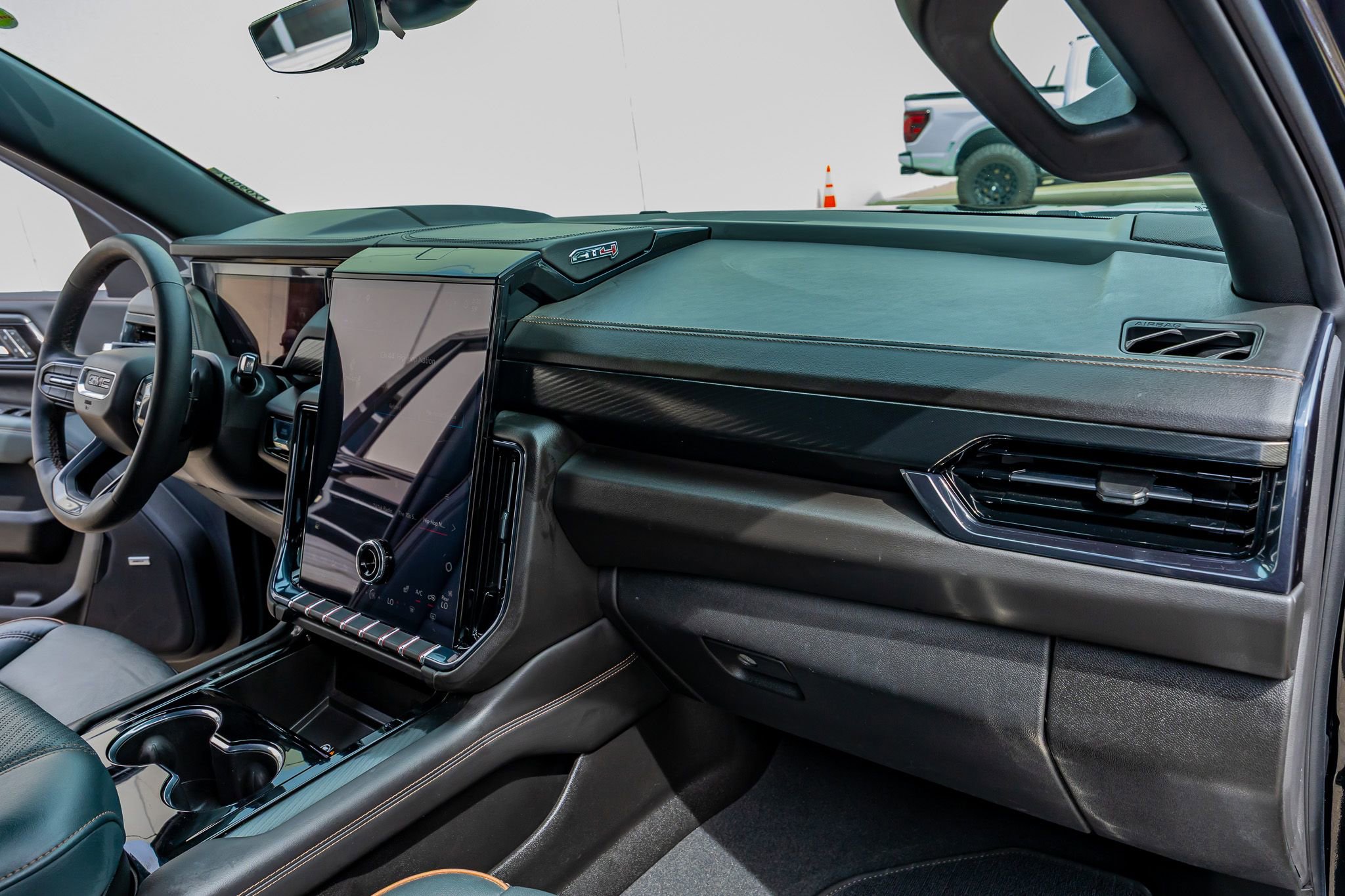 Used 2025 GMC Yukon AT4 w/ AT4 Premium Package AWD/4WD image 18