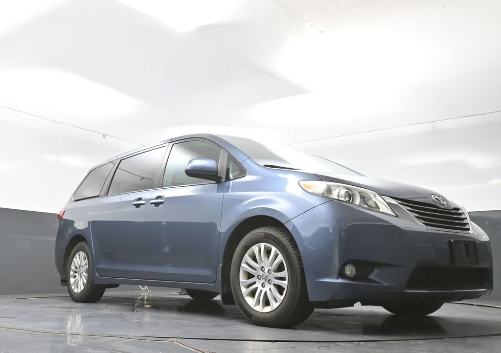 Used 2017 Toyota Sienna XLE w/ XLE Navigation Package FWD image 24