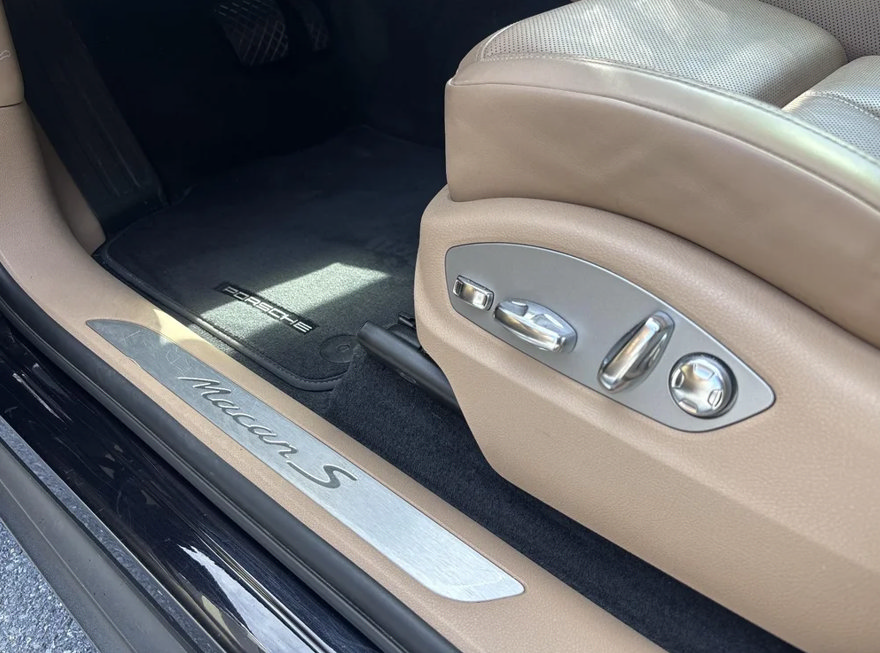 Certified 2023 Porsche Macan S AWD/4WD image 29