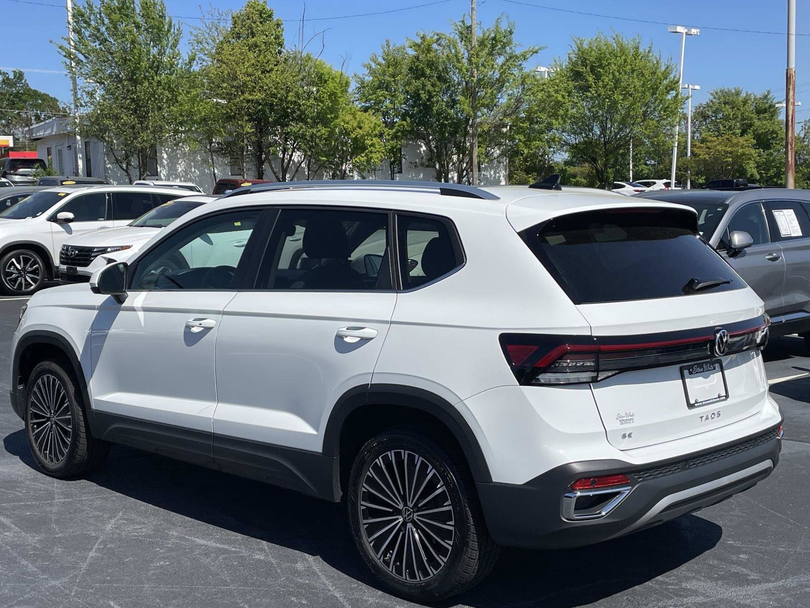 Used 2025 Volkswagen Taos SE w/ Panoramic Sunroof Package FWD image 5