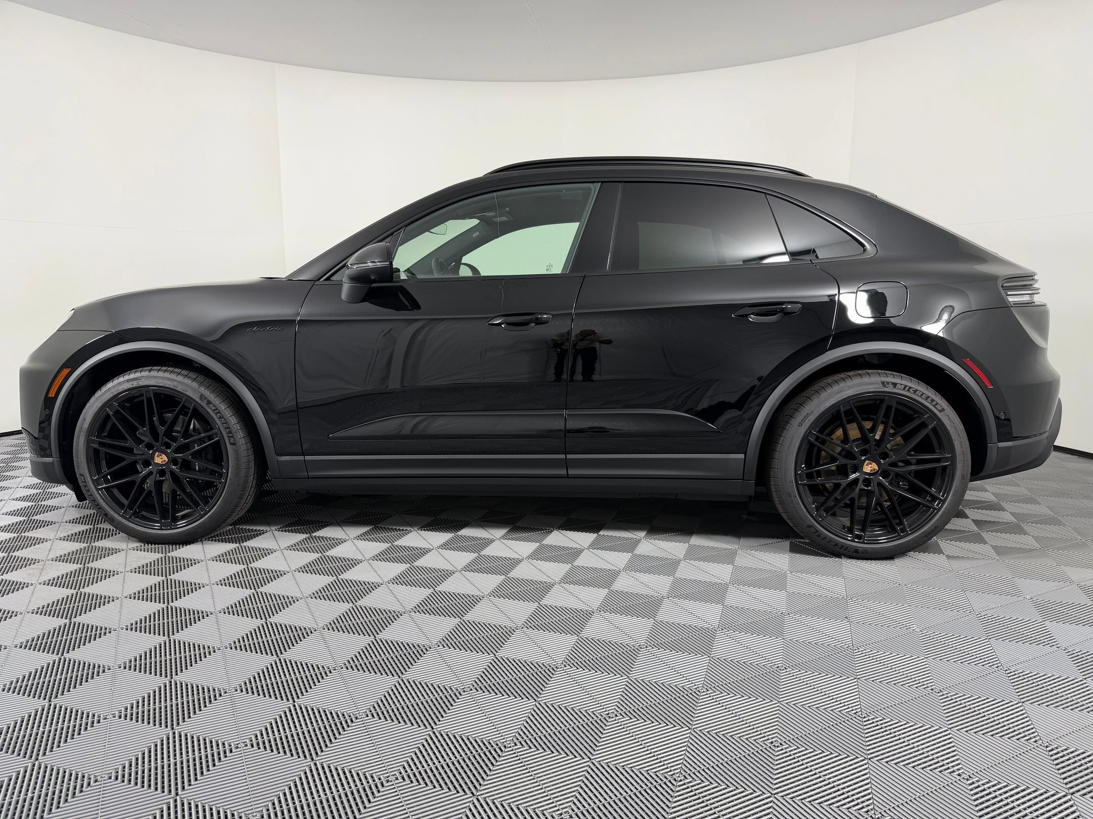 Certified 2026 Porsche Macan Electric RWD image 2