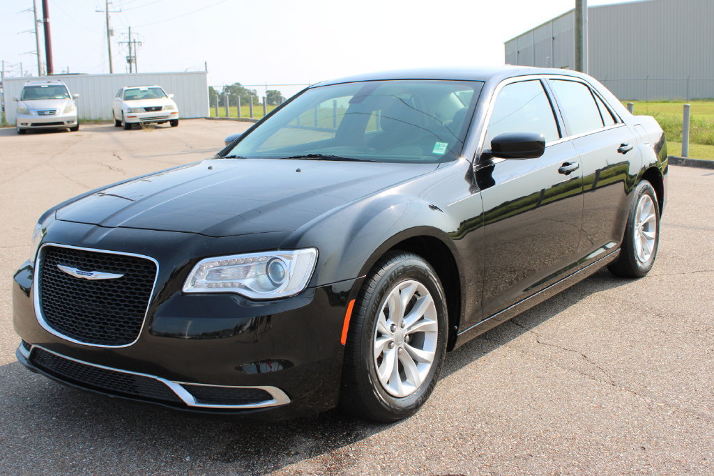 Used 2019 Chrysler 300 Touring RWD image 2
