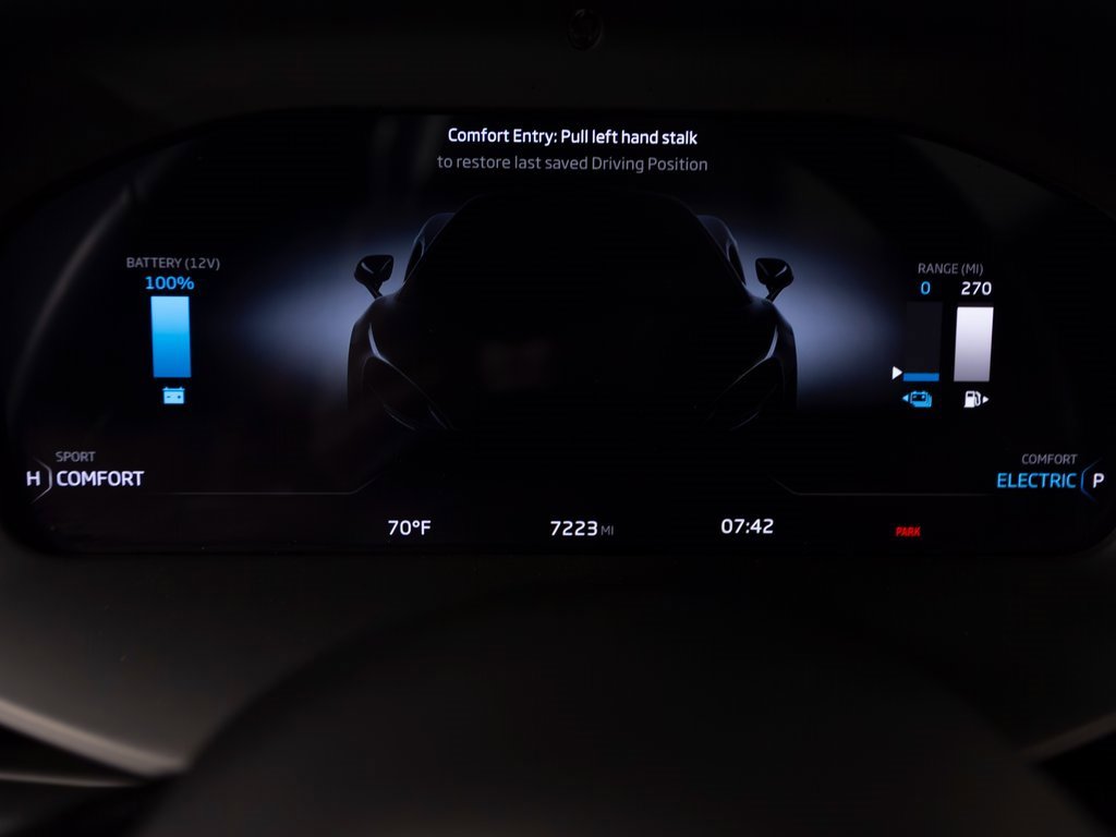 Used 2023 McLaren Artura image 14