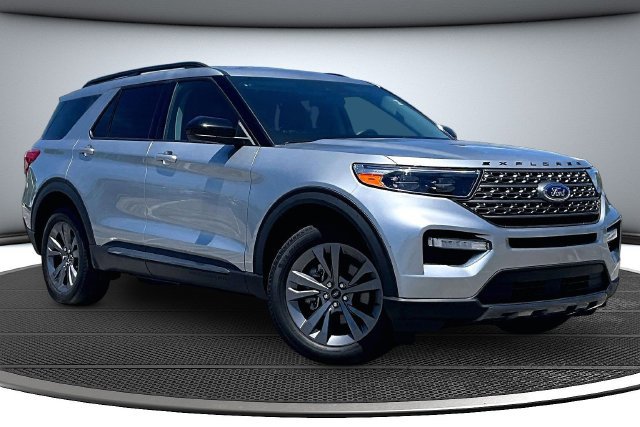 Used 2023 Ford Explorer XLT w/ Equipment Group 202A AWD/4WD image 3