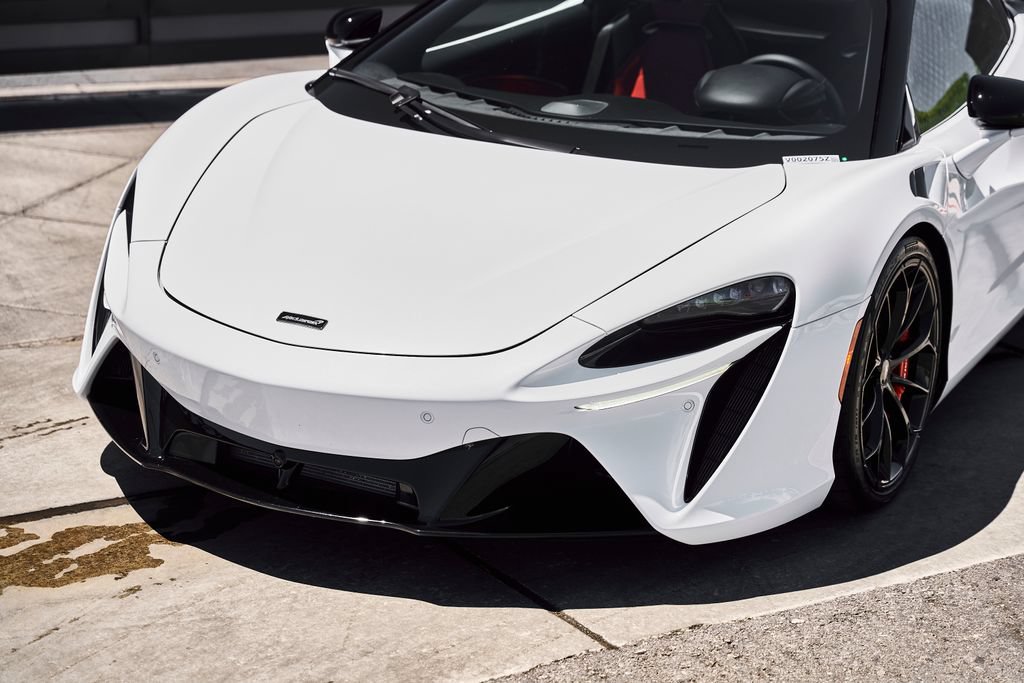 Used 2024 McLaren Artura RWD image 7