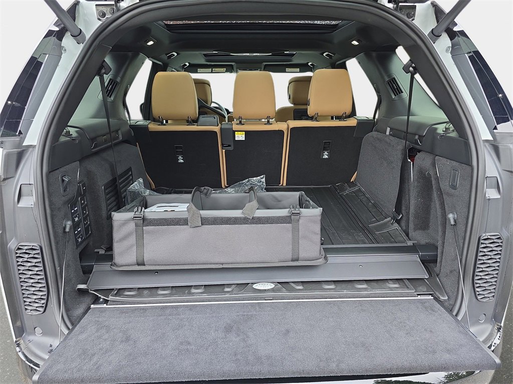 New 2025 Land Rover Discovery Dynamic SE image 13