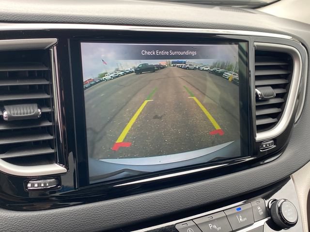 Used 2024 Chrysler Pacifica Touring-L FWD image 10