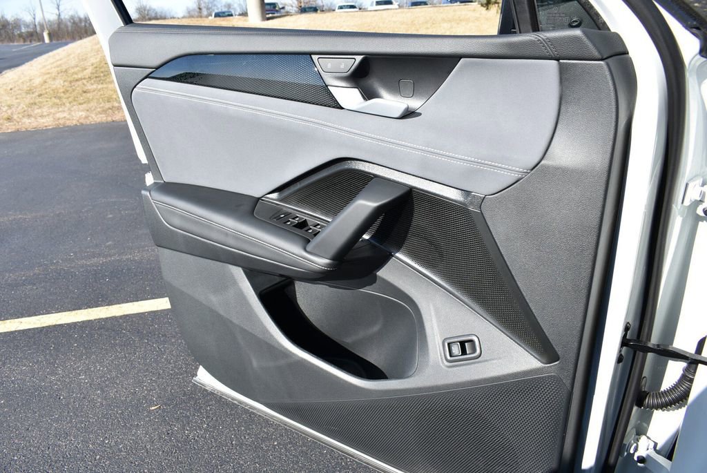 Used 2025 Volkswagen Tiguan SE R-Line image 26