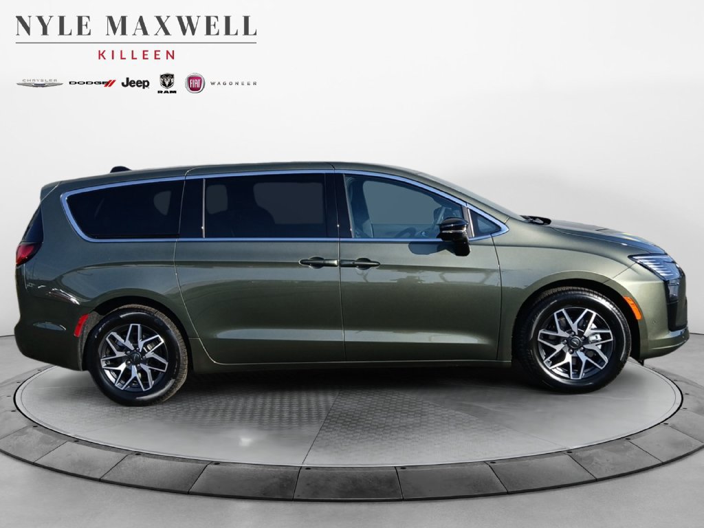 New 2027 Chrysler Pacifica Limited FWD image 17