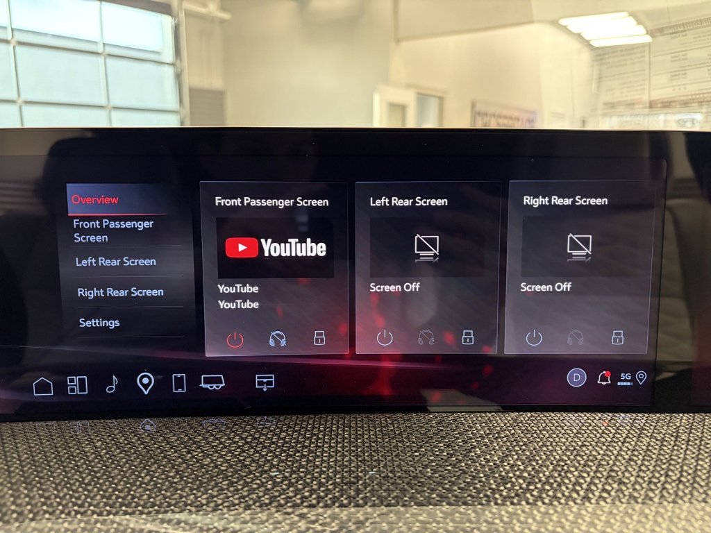 Used 2025 Cadillac Escalade ESV V image 28