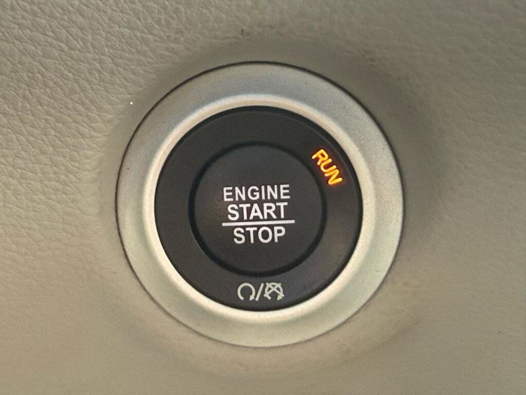 Used 2024 Chrysler Pacifica Limited image 19