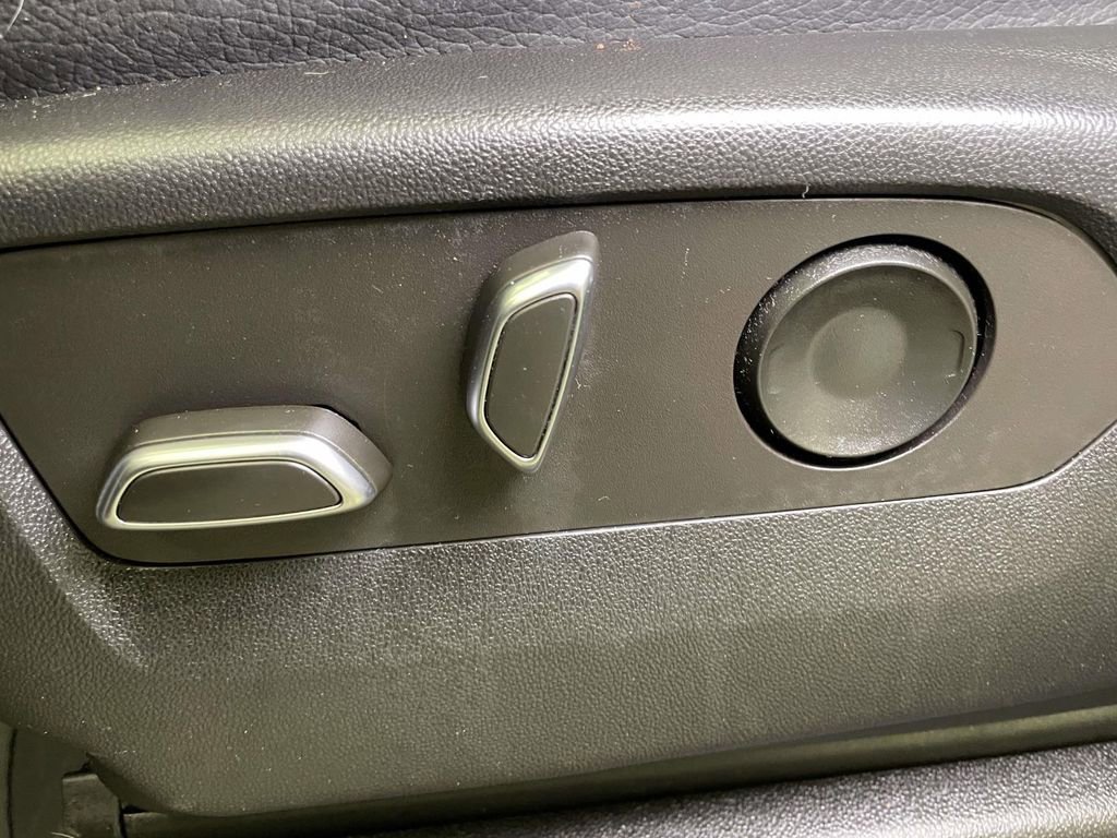 Used 2022 GMC Yukon Denali w/ Denali Premium Package image 17