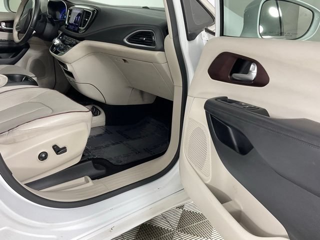 Used 2020 Chrysler Pacifica Limited FWD image 19