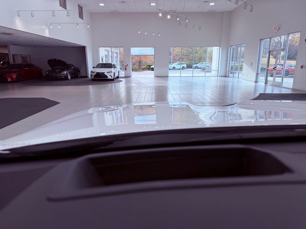 Used 2022 Lexus LX 600 4WD w/ Premium Package image 12