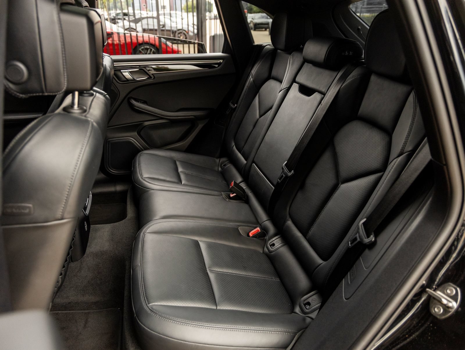 Certified 2023 Porsche Macan AWD/4WD image 37