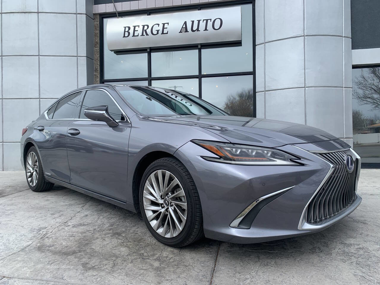 Used 2019 Lexus ES 300h Ultra Luxury w/ Accessory Package 2 image 1