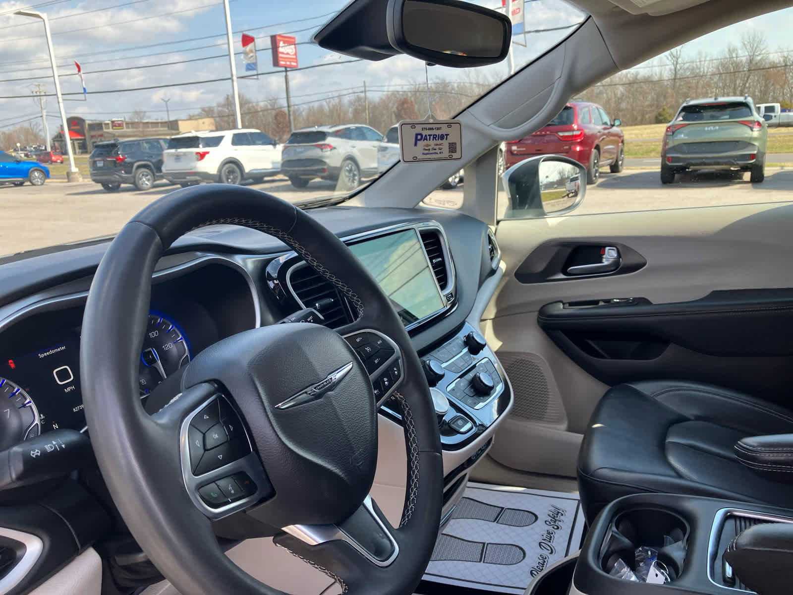 Used 2023 Chrysler Pacifica Touring-L image 9