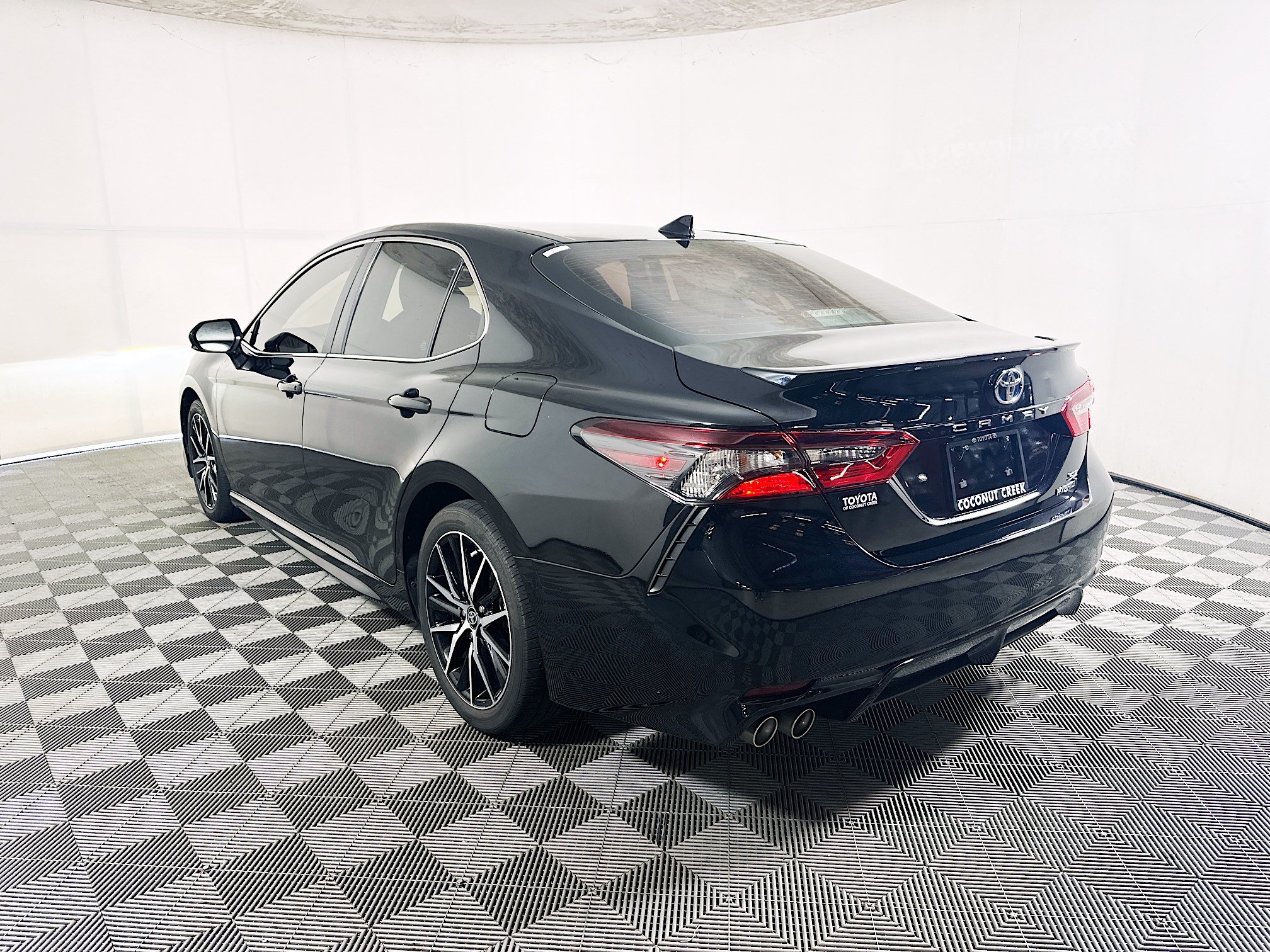 Used 2023 Toyota Camry SE w/ Audio Upgrade Package FWD image 5