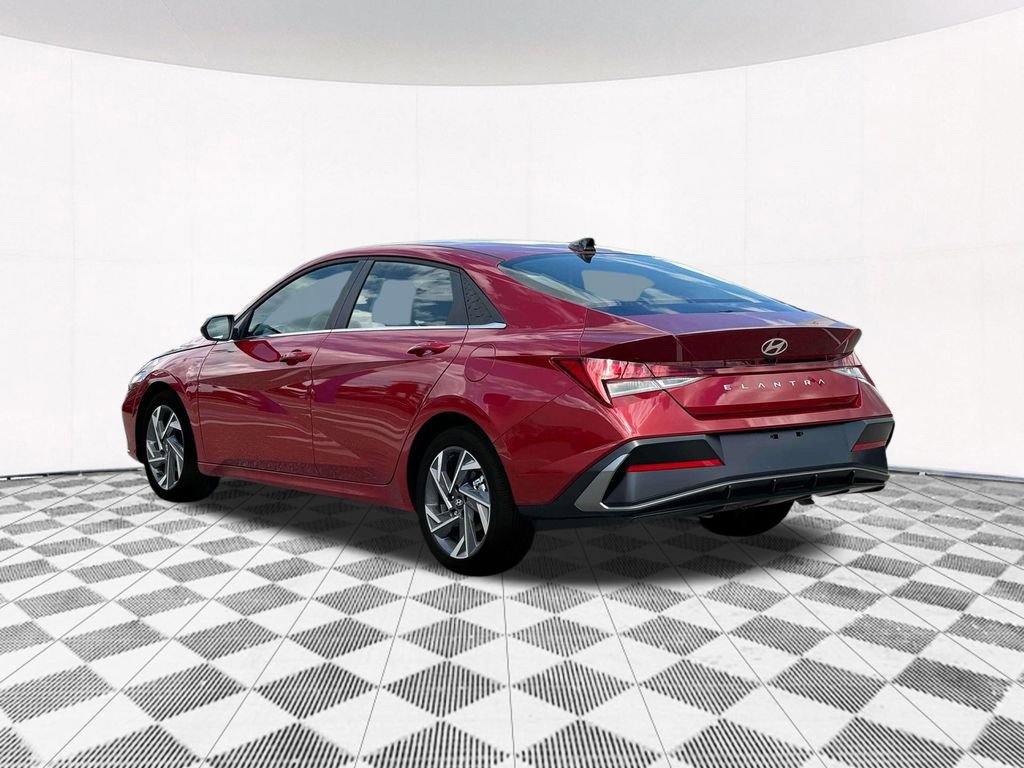 Used 2025 Hyundai Elantra SEL image 8