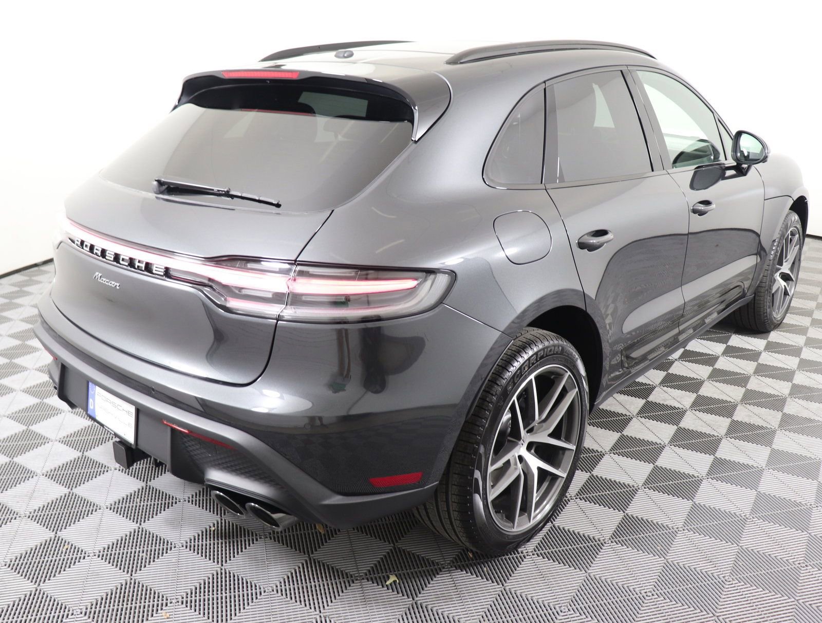 Certified 2025 Porsche Macan AWD/4WD image 24