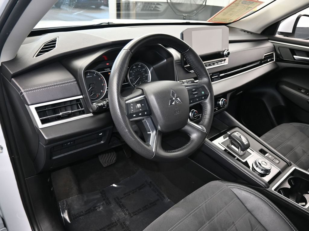 Used 2023 Mitsubishi Outlander SE image 10