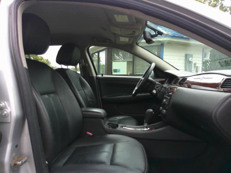 Used 2011 Chevrolet Impala LTZ FWD image 17