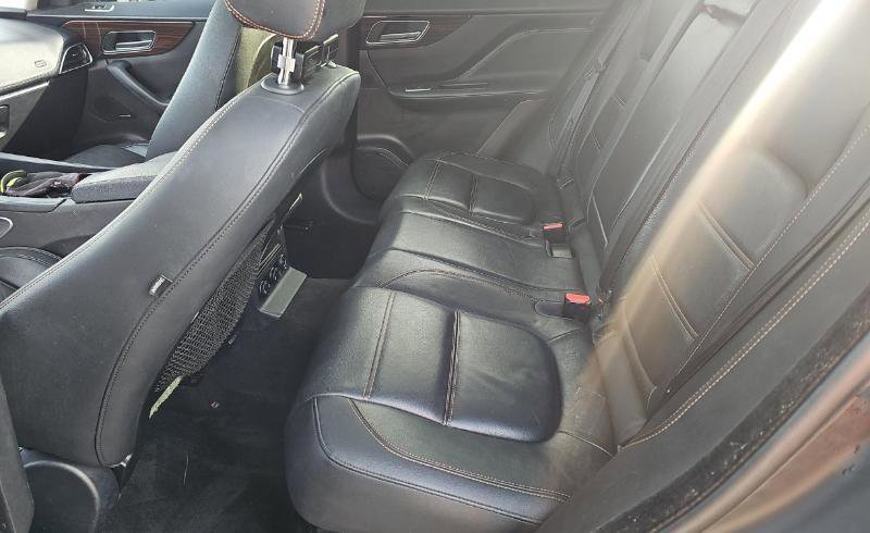 Used 2019 Jaguar F-PACE Prestige image 4