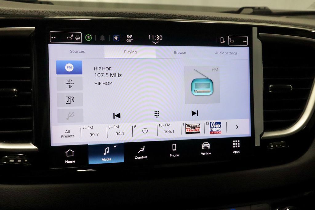 Used 2025 Chrysler Pacifica Select FWD image 3